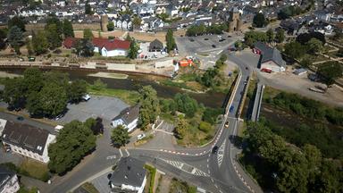 Die Ahr fließt als kleines Bächlein durch den Stadtteil Ahrweiler.