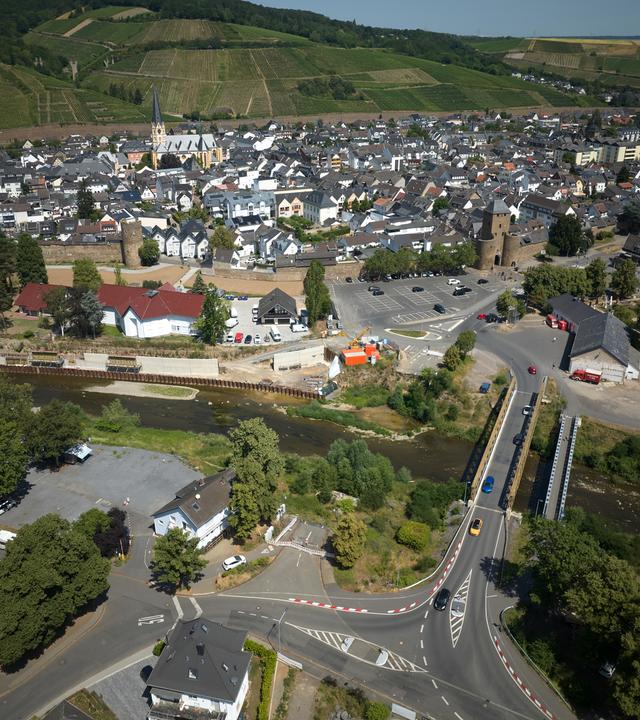 Die Ahr fließt als kleines Bächlein durch den Stadtteil Ahrweiler.