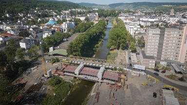Luftaufnahme vom Neubau der Landgrafenbrücke im Ahrtal.