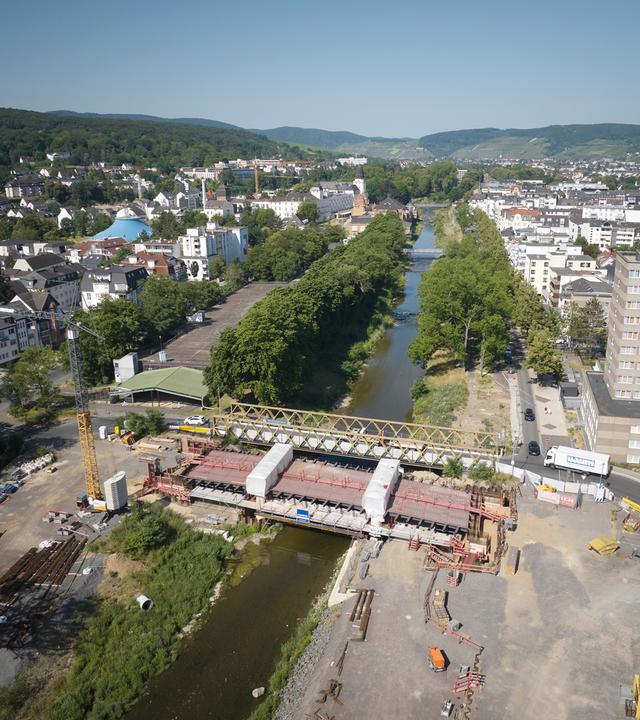 Luftaufnahme vom Neubau der Landgrafenbrücke im Ahrtal.