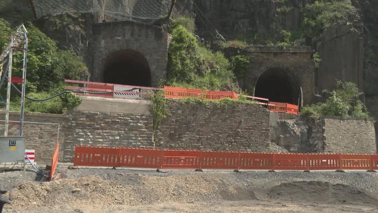 Baustelle bei zwei Bahntunneln.