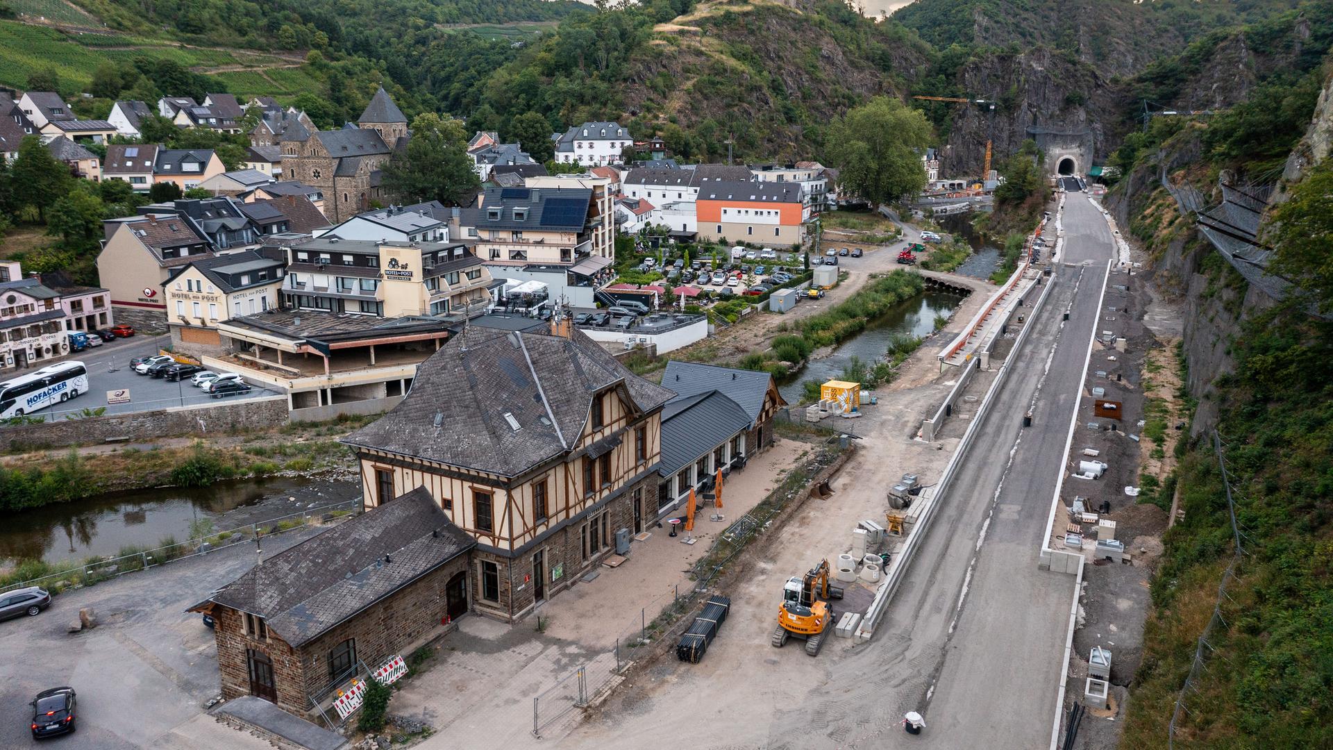 Luftaufnahme des Bahnhof Altenahr. Vor dem Gebäude wird gebaut.