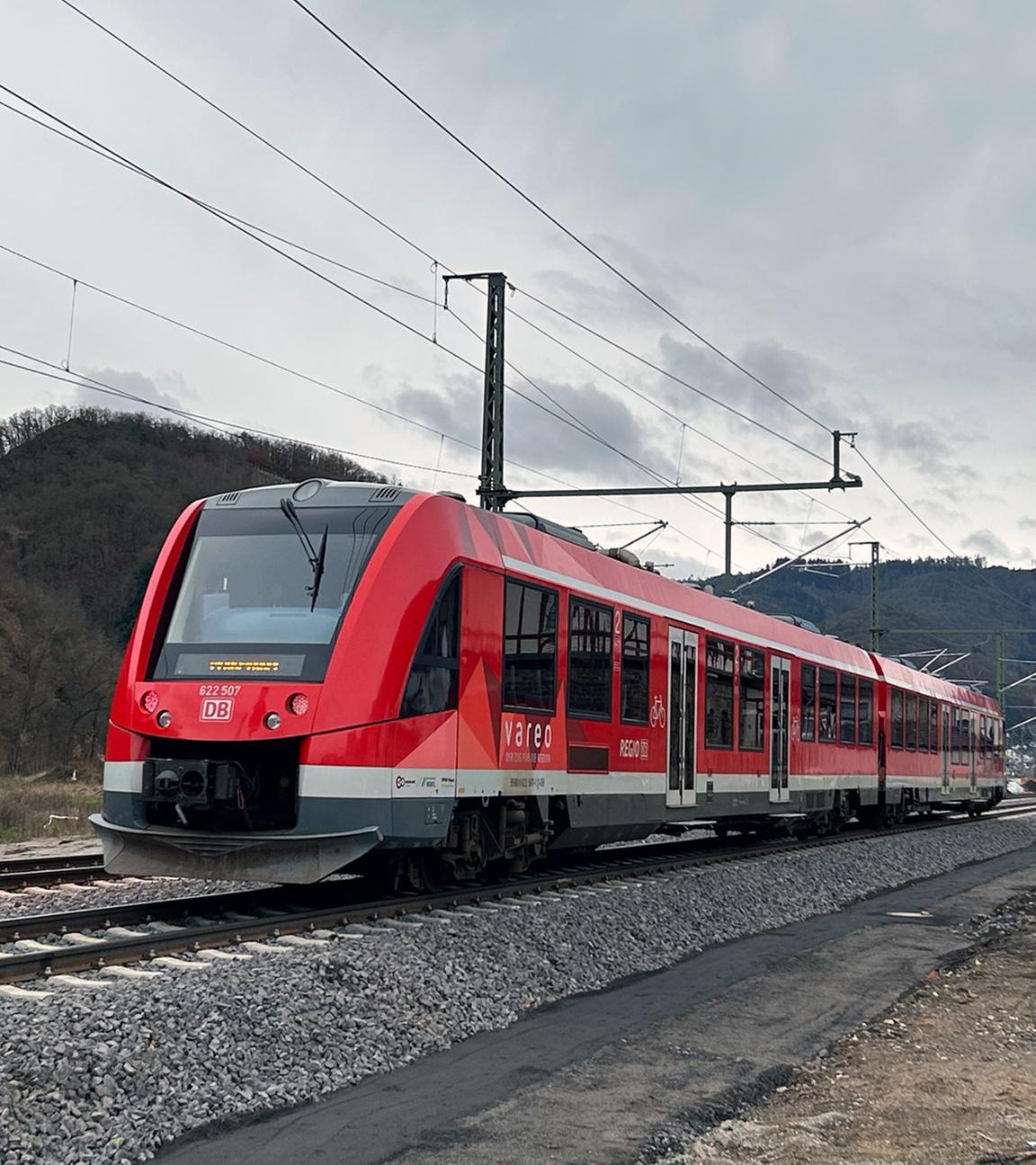 Ein Zug der Ahrtalbahn steht auf einem Gleis im Ahrtal vor ihrer Wiedereröffnung.