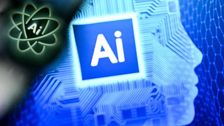 Ein Foto vom 2. Januar 2025 zeigt die Buchstaben AI für Künstliche Intelligenz auf einem Laptop-Bildschirm (R) neben dem Logo der Chat AI-Anwendung auf einem Smartphone-Bildschirm in Frankfurt am Main, Westdeutschland.