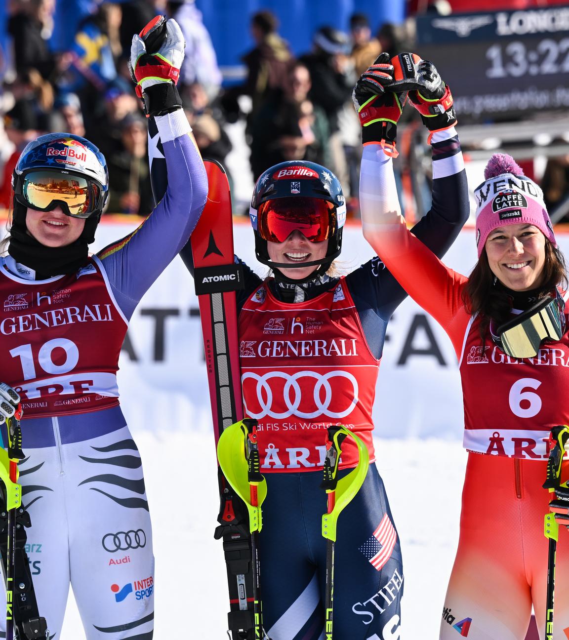 Emma Aicher, Mikaela Shiffrin und Wendy Holdener jubeln nach dem Slalom der Frauen am 15.03.2026 in Are, Schweden. 