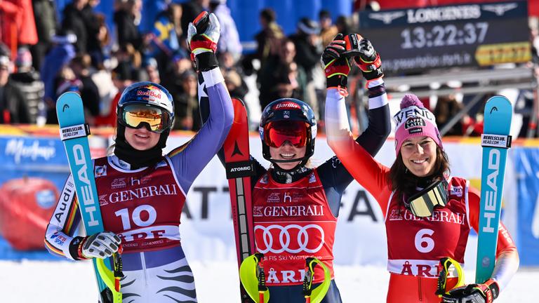Emma Aicher, Mikaela Shiffrin und Wendy Holdener jubeln nach dem Slalom der Frauen am 15.03.2026 in Are, Schweden. 
