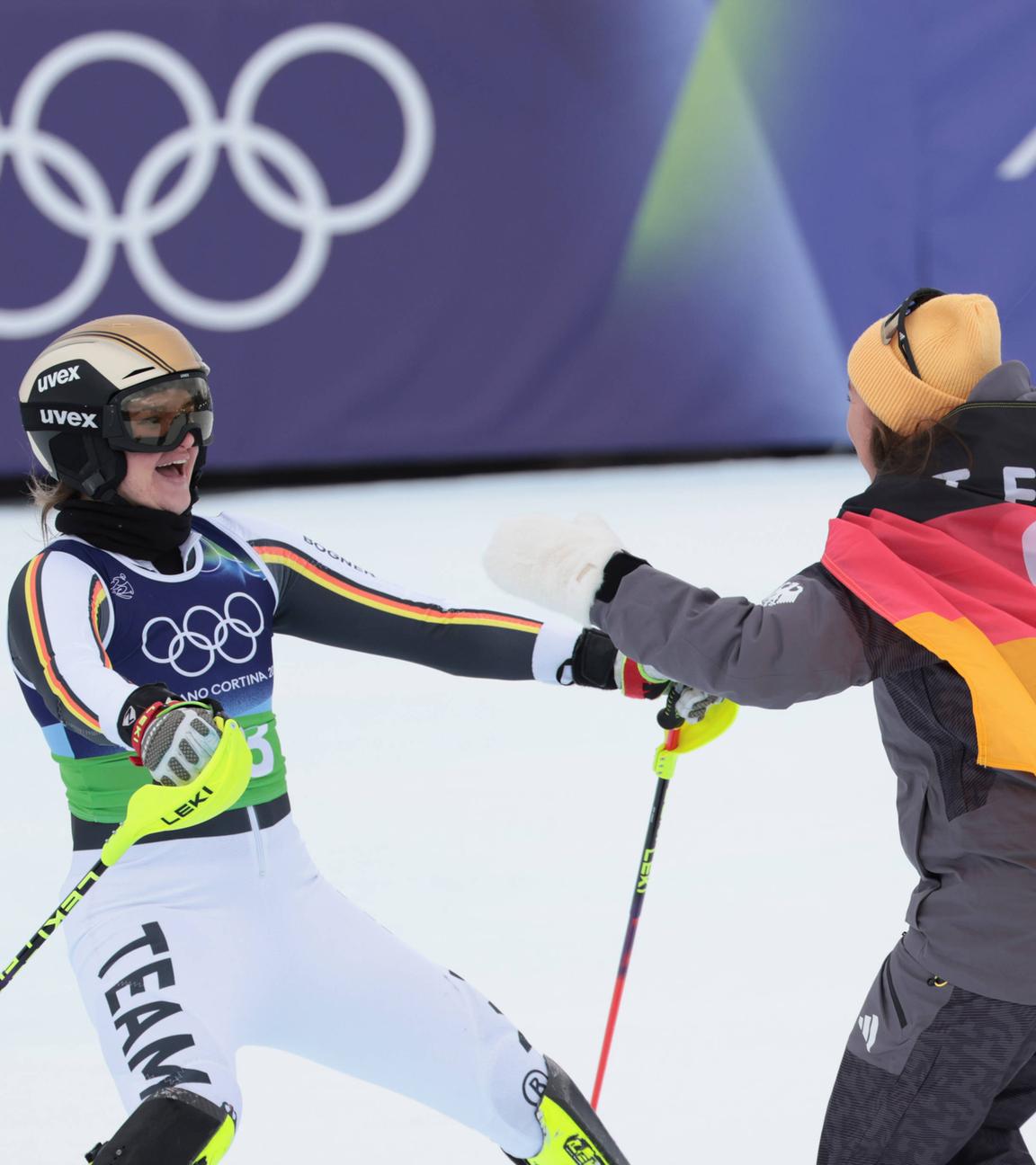 Emma Aicher und Kira Weidle-Winkelmann jubeln nach der Ski Alpin Team-Kombination am 10.02.2026 in Cortina D'Ampezzo.