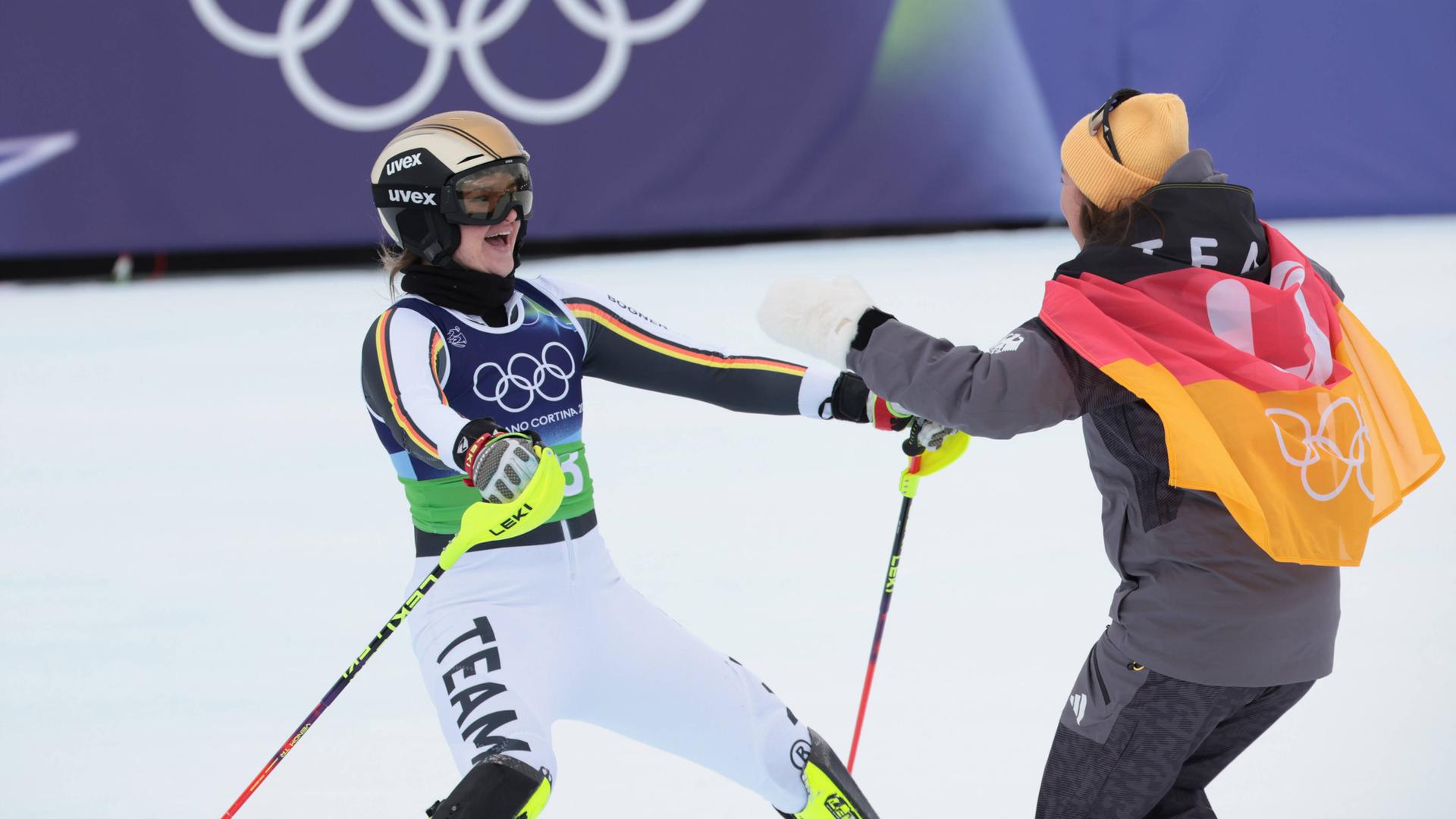 Emma Aicher und Kira Weidle-Winkelmann jubeln nach der Ski Alpin Team-Kombination am 10.02.2026 in Cortina D'Ampezzo.