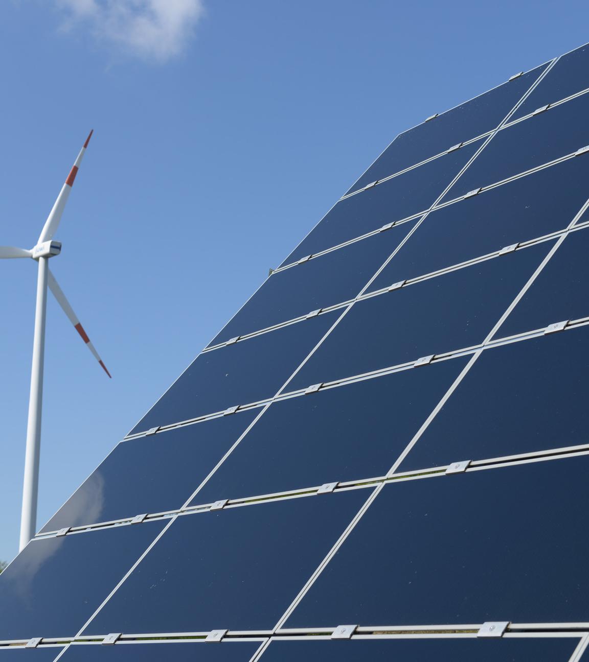 windrad neben photovoltaikanlage