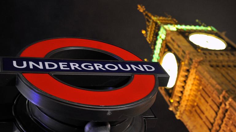 londoner u-bahn-schild vor big ben