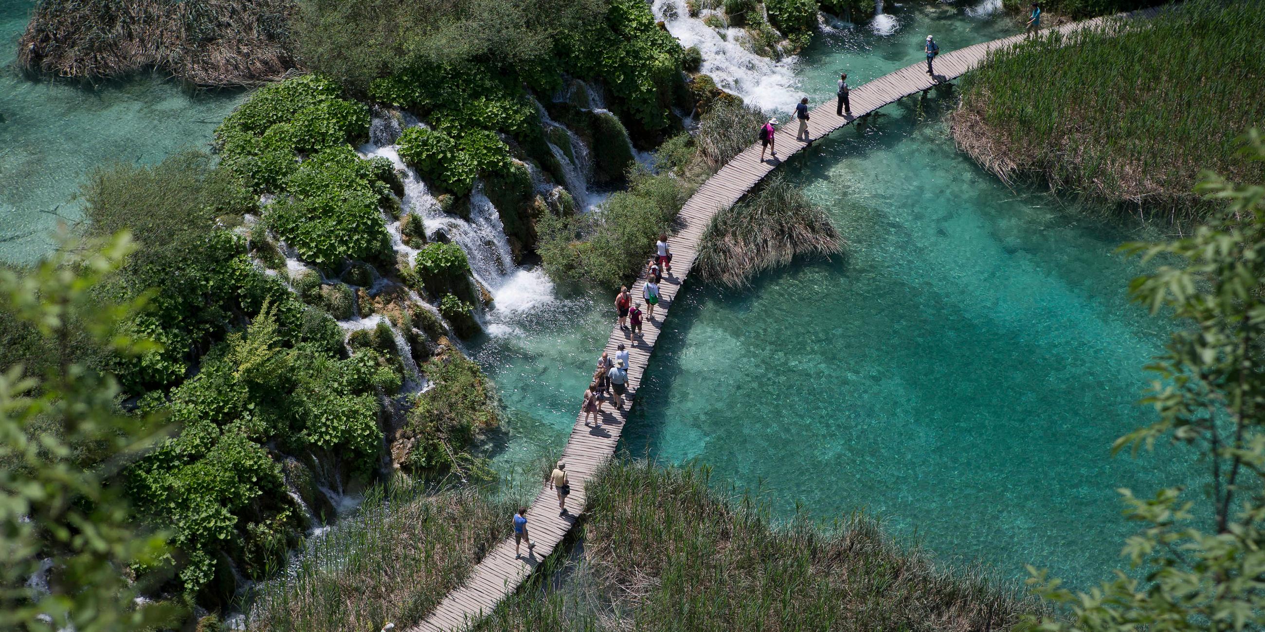touristen im nationalpark plitvice