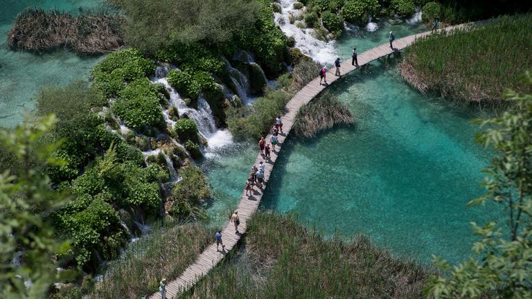 touristen im nationalpark plitvice