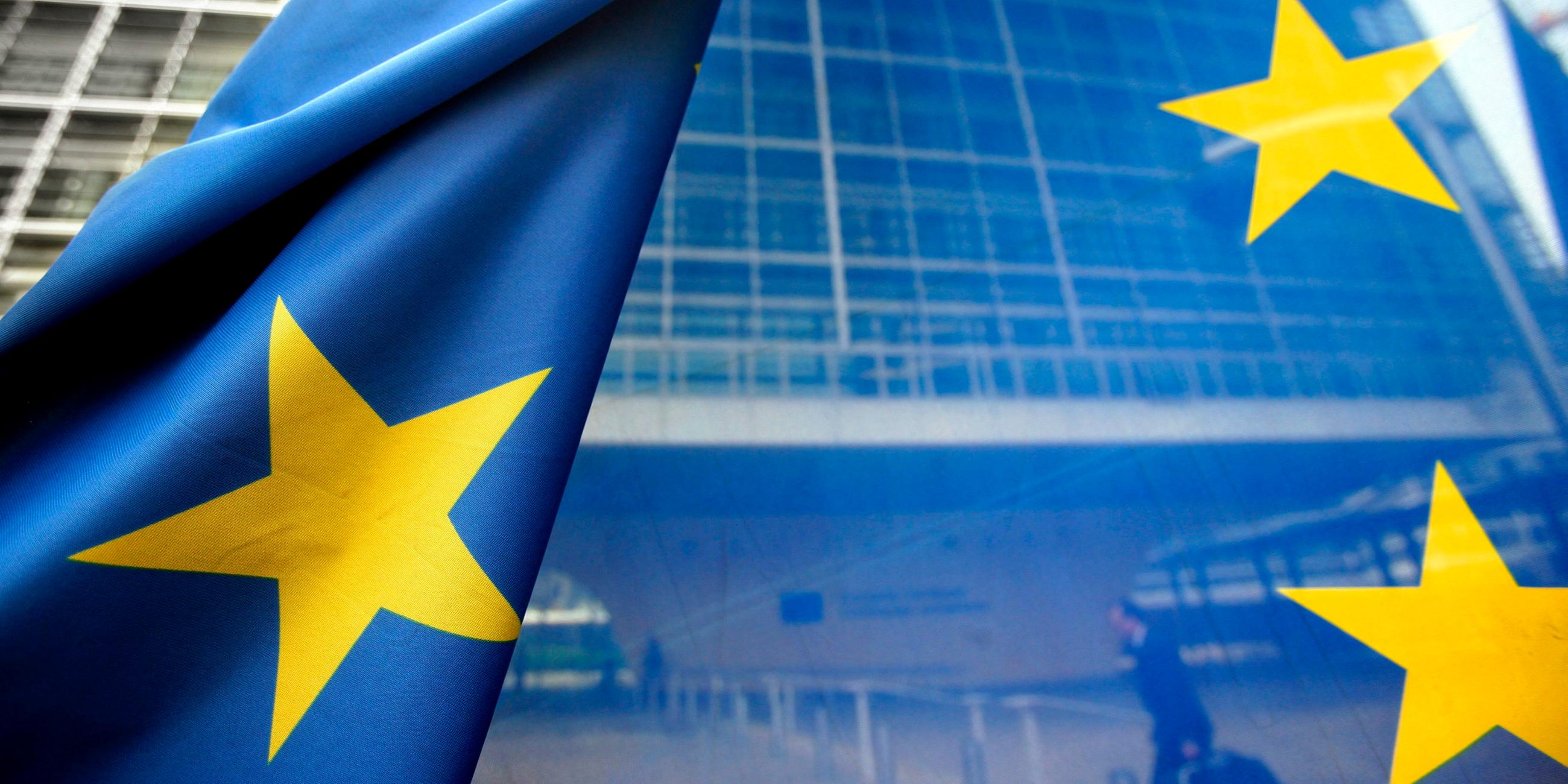 eu-fahne vor dem berlaymont-gebaeude in bruessel