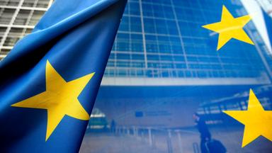 eu-fahne vor dem berlaymont-gebaeude in bruessel