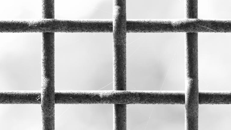 gitterfenster in gefaengnis