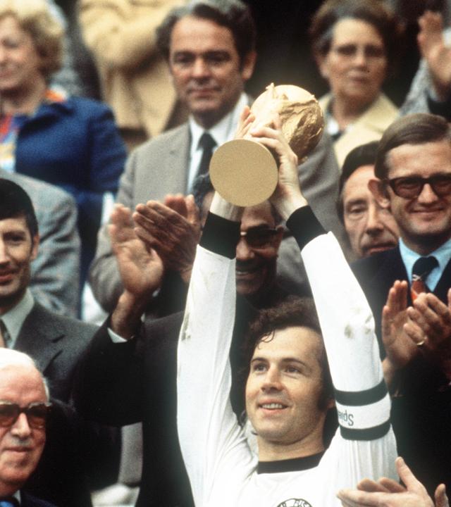 beckenbauer, franz - jubelt mit dem wm-pokal 1974