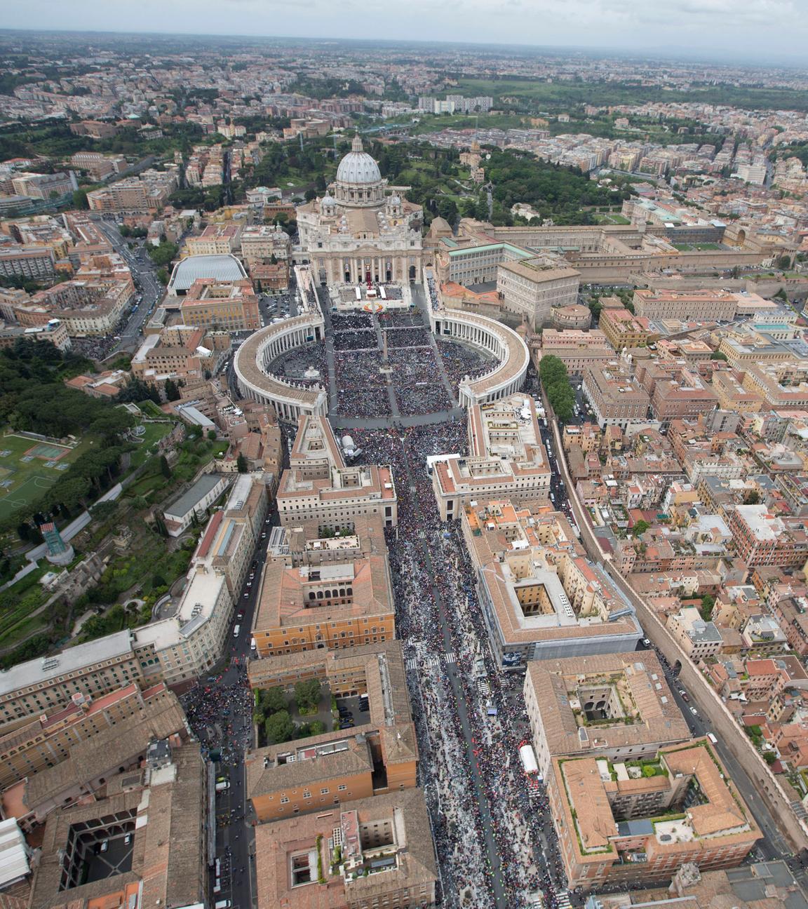via della conciliazione mit petersplatz und petersdom im vatikan