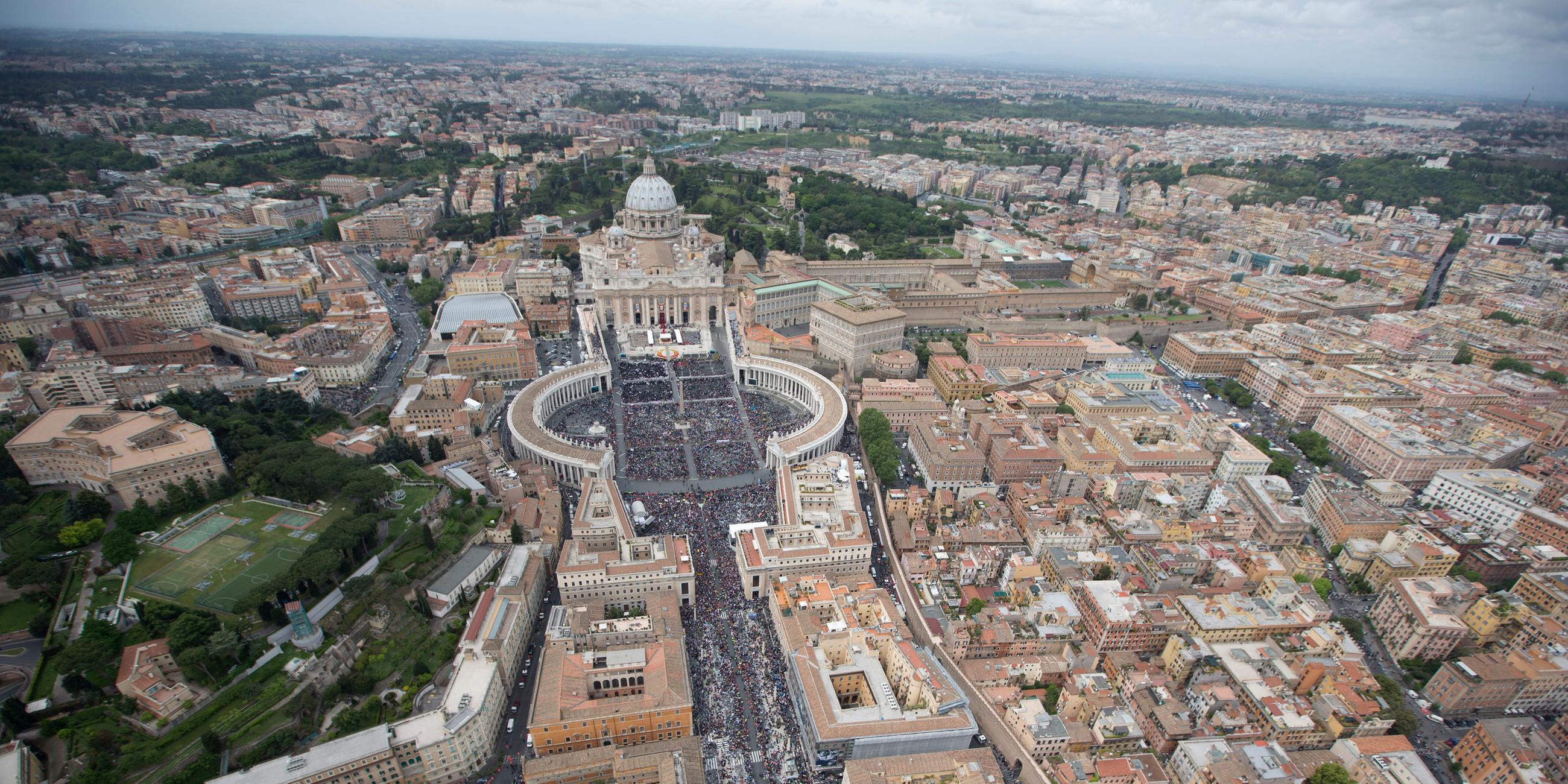 via della conciliazione mit petersplatz und petersdom im vatikan