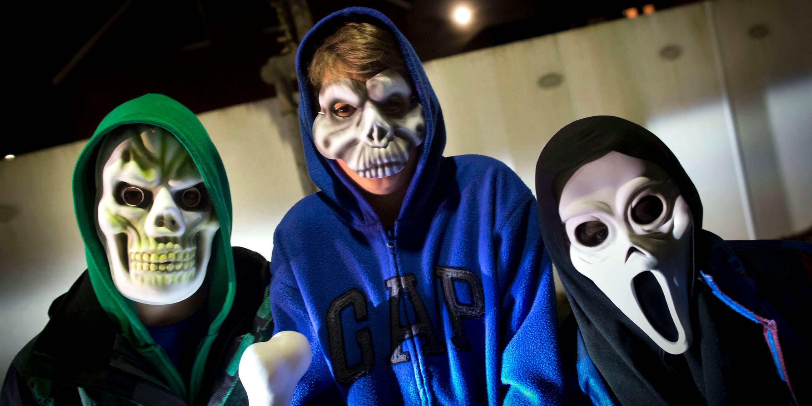kinder mit halloweenmasken