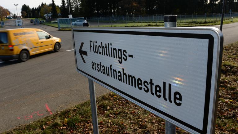 Ein Schild mit der Aufschrift "Flüchtlingserstaufnahmestelle" steht in Meßstetten (Baden-Württemberg) am Eingang der ehemaligen Zollernalb-Kaserne.