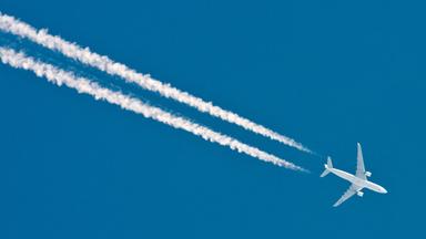 kondensstreifen eines flugzeugs