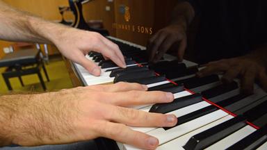 mann spielt klavier