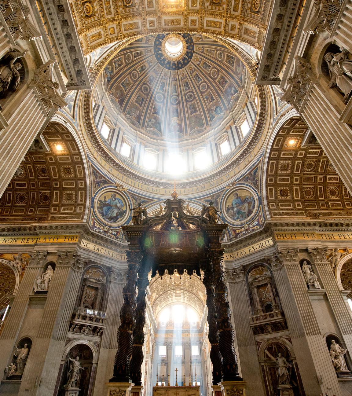 kuppel und papstaltar im petersdom