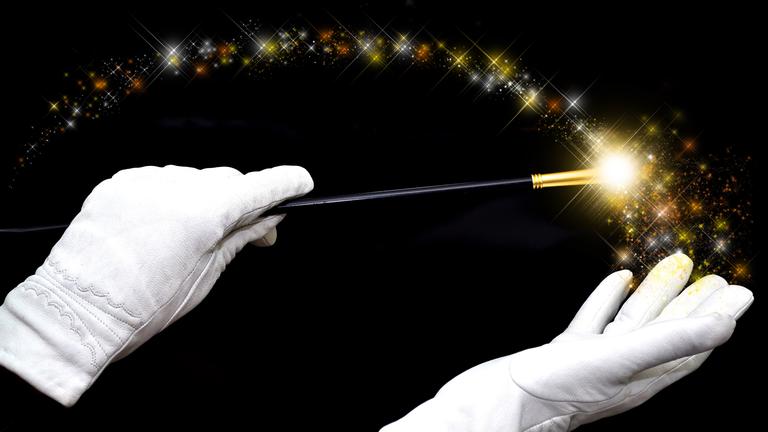 haende eines zauberers mit zauberstab