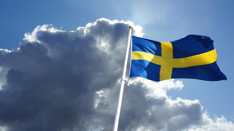 schwedische flagge weht vor wolken
