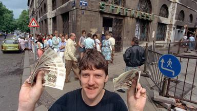 mann mit d-mark-scheinen nach einfuehrung der d-mark in der ddr