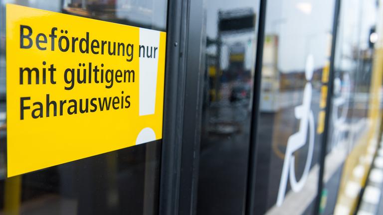 schild "befoerderung nur mit gueltigem fahrausweis" an einer s-bahn