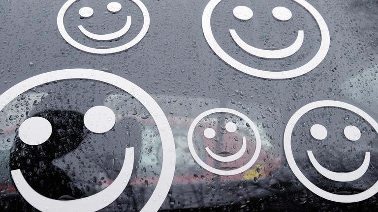 smileyaufkleber auf der heckscheibe eines autos