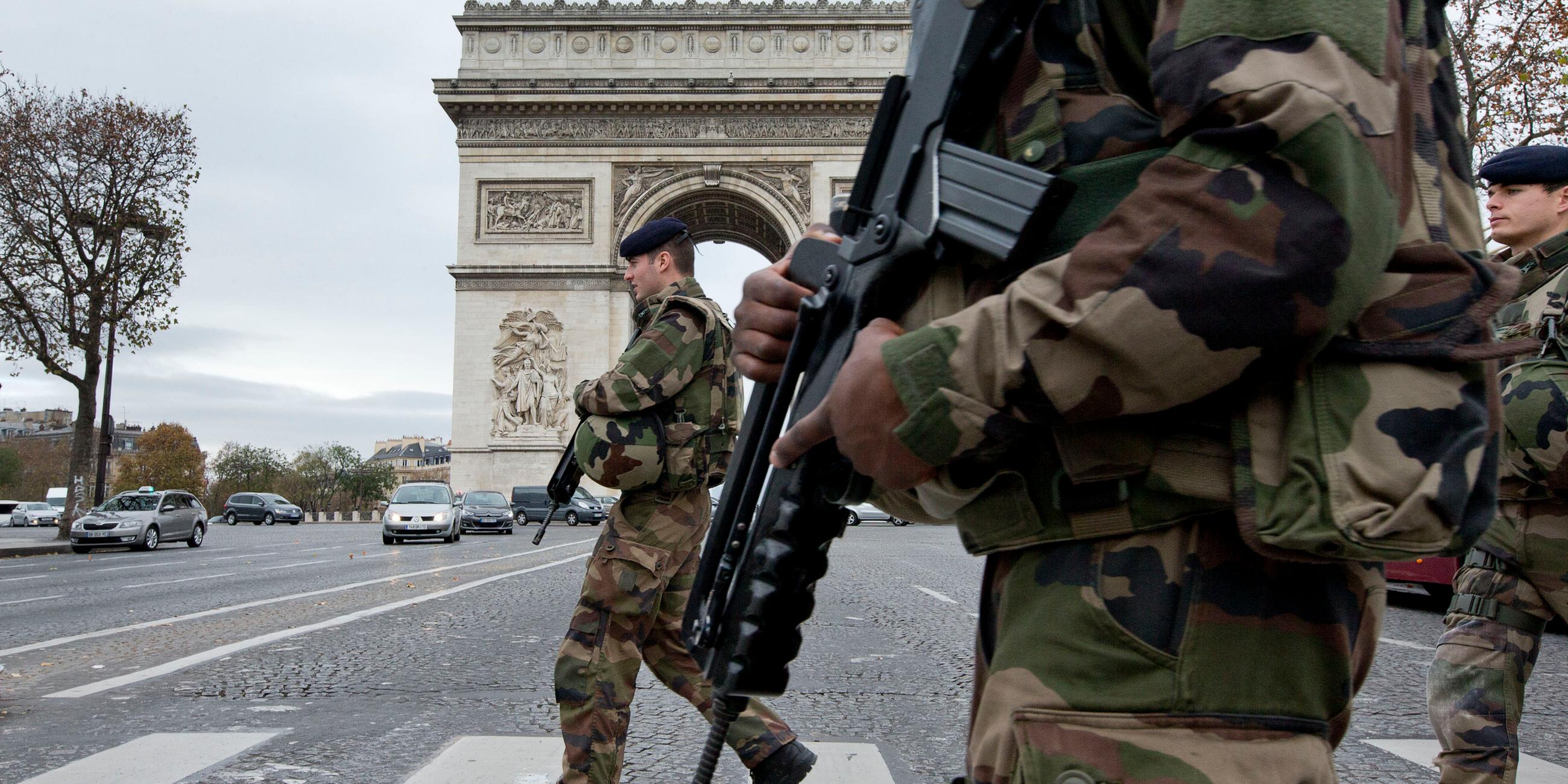 bewaffnete franzoesische soldaten am triumphbogen in paris