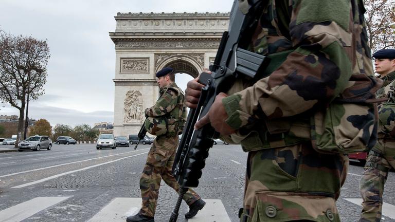 bewaffnete franzoesische soldaten am triumphbogen in paris