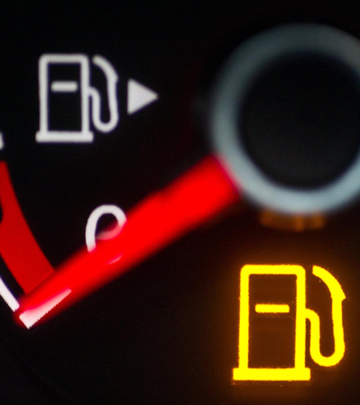 niedrigstand der tankanzeige im auto