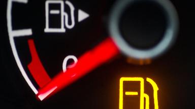 niedrigstand der tankanzeige im auto