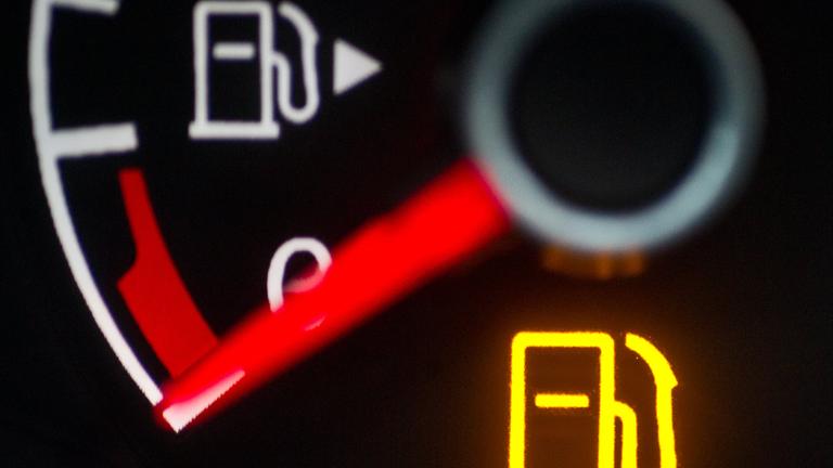 niedrigstand der tankanzeige im auto