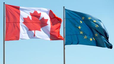 Flaggen von Kanada und der EU