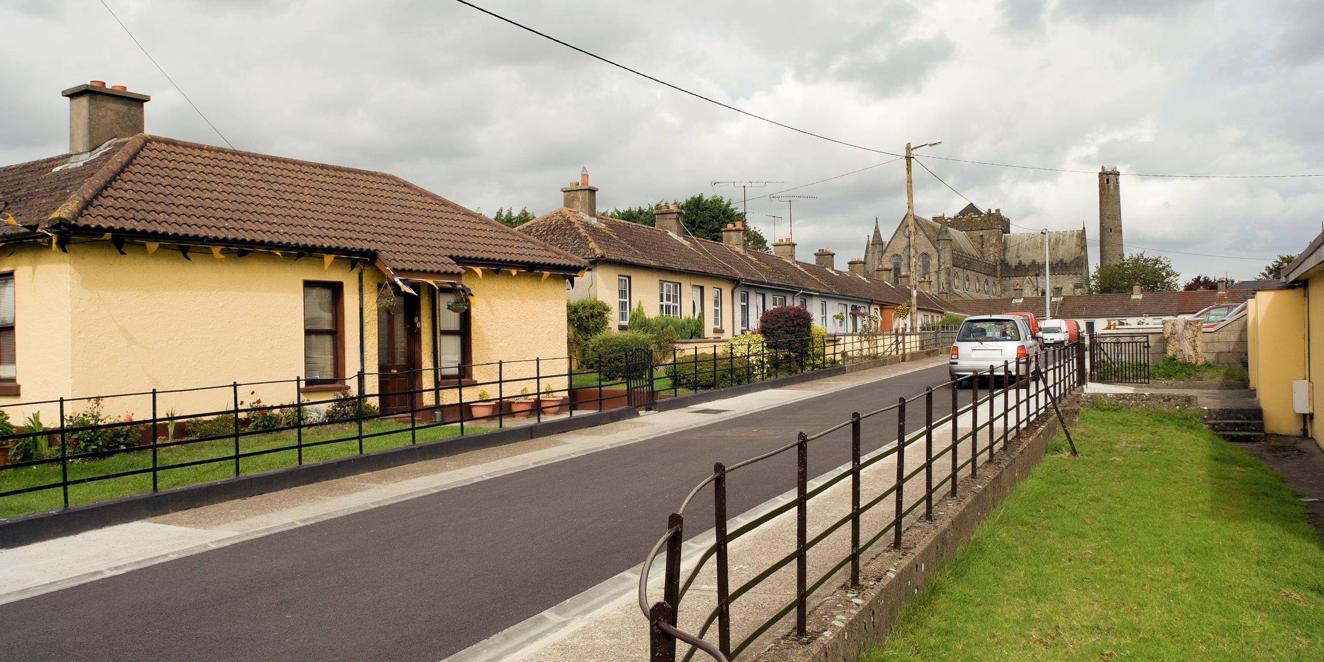 strasse mit eigenheimen in kilkenny 