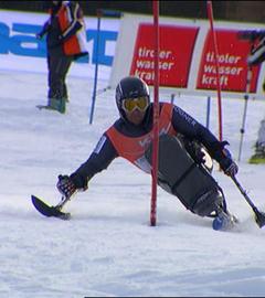 behinderter in einem monoski - typical