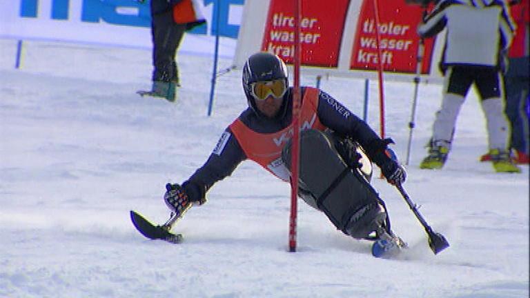 behinderter in einem monoski - typical