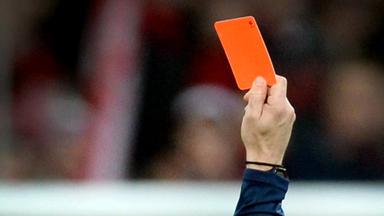 schiedsrichter zeigt die rote karte - symbolfoto