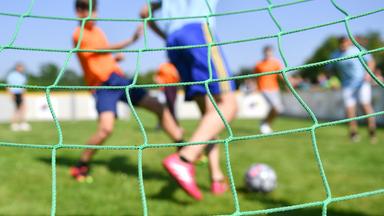 kinder spielen fussball