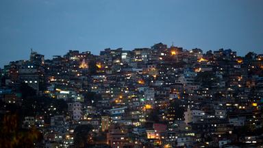 slum in rio de janeiro bei nacht