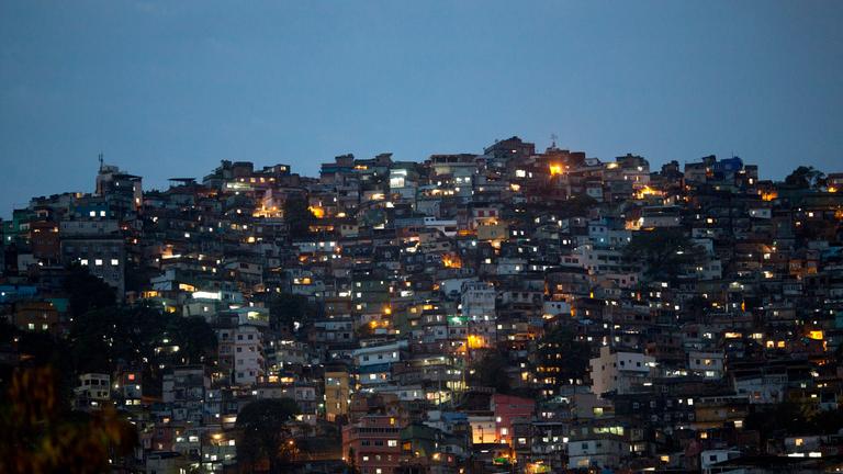 slum in rio de janeiro bei nacht