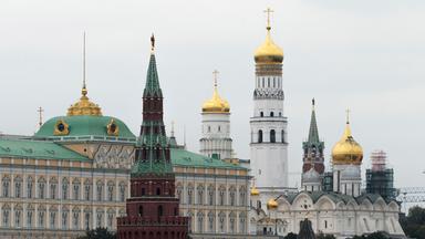 Kreml in Moskau: Gebäude mit Türmen und goldenen Dächern.