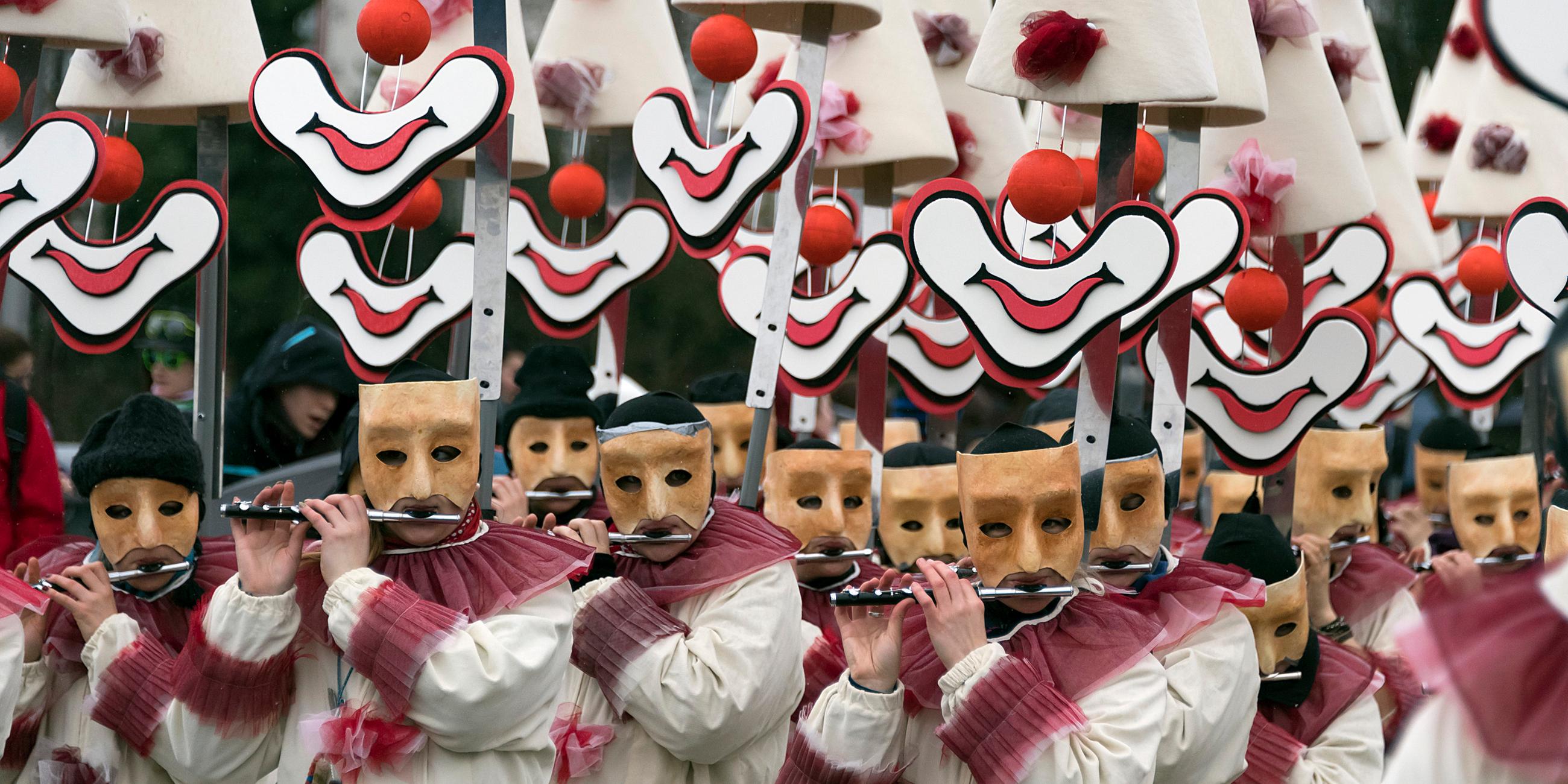 verkleidete menschen waehrend basler fastnacht - 2017