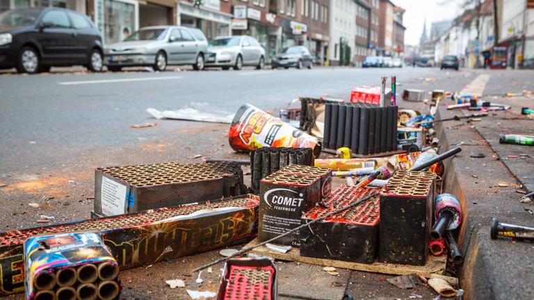muell von silvesterfeuerwerk auf der strasse