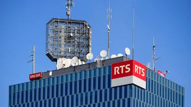 fernsehturm auf dem gebaeude des rts