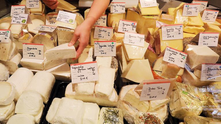 viele kaesesorten in kaesetheke